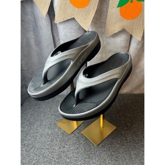 Oofos Womens OOlala Recovery Sandal Size 42 11 Shiny Silver Thong Slide Casual - Picture 1 of 10